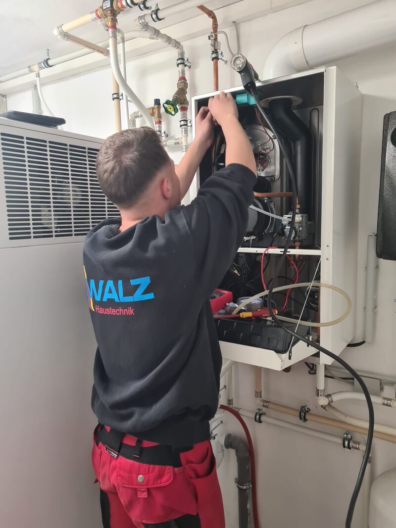 Kundendienstmonteur bei der Arbeit